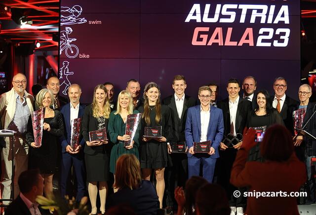 Foto v.l.n.r.:
Pascal Salamin (Präsident Schweizer Triathlonverband), Maria und Hugo Schwarz (Austria eXtreme Triathlon), Philipp Reiner (Trainerpersönlichkeit des Jahres), Gabriele Obmann, Daniel Döller (Organisator Triathlon Austria Gala), Julia Hauser (Triathletin des Jahres), Julius Skamen (ÖTRV-Vizepräsident Julius Skamen), Tabea Huys (2. Platzierte "Triathletin des Jahres"), Tjebbe Kaindl (2. Platzierter "Triathlet des Jahres") Georg Enzenberger (3. Platzierter "Triathlet des Jahres"), Christian Tammegger (Organisator Triathlon Austria Gala), Lukas Hollaus (Sonderehrung), Uwe und Doris Zitzenbacher (Steiraman X-Treme Triathlon), Herwig Grabner (ÖTRV-Generalsekretär) und Klaus Kübler (ÖTRV-Persönlichkeit) | Foto: snipezarts.com