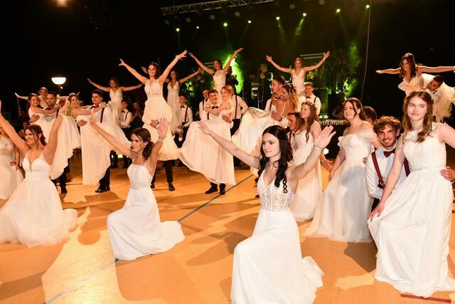 Mit viel Begeisterung wurde die Polonaise der Jugendlichen zum Auftakt ihres Maturaballes der HLW Murau aufgenommen. Für die Choreografie zeichnete Madeleine Masser verantwortlich. | Foto: Anita Galler