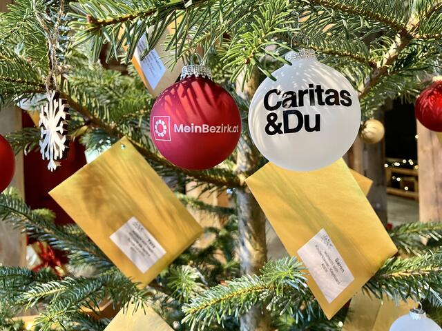 An jeweils drei Wunschbäumen werden 100 Christkindlbriefe von bedürftigen Kindern, die in Einrichtungen der Caritas betreut werden, aufgehängt. | Foto: Theresa Kaserer-Peuker