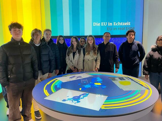 Arda, Leo, Max, Ela, Lina, Magdi, Marlene, Prof. Schuster, Haruka und Gülemden im Erlebnis Europa in Wien.