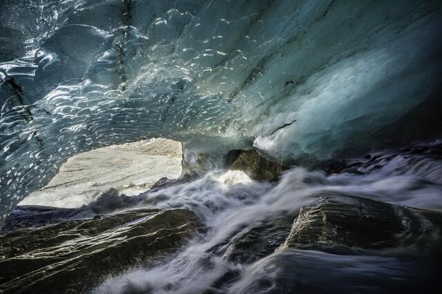 Im Gletschertor am Mittelbergferner in den Ötztaler Alpen.