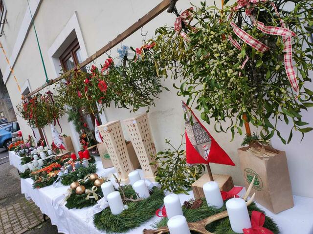 Schöne selbstgemachte Adventprodukte werden beim Adventmarkt in Himmelberg angeboten. | Foto: Privat