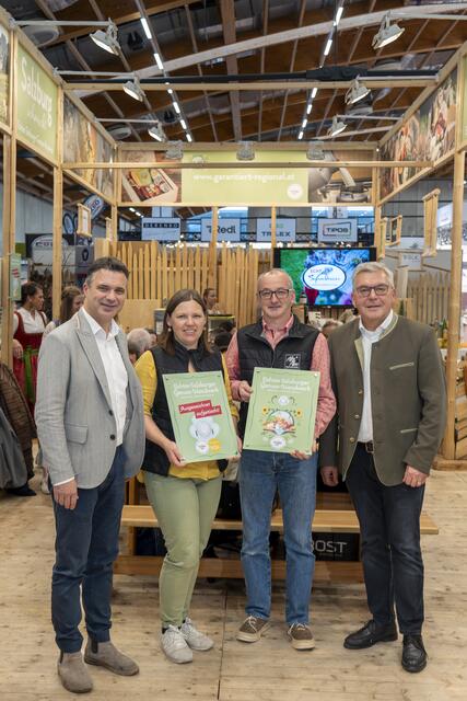 Landesrat Josef Schwaiger (re.) und Rupert Quehenberger, Präsident der Landwirtschaftskammer Salzburg (li.) mit Familie Kirchgasser aus Obertauern (Alte Alm &amp; Tauernbrennerei) bei der Überreichung des SalzburgerLand Herkunfts-Zertifikats. | Foto: SAM/Armin Djuhic