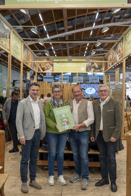 Landesrat Josef Schwaiger (re.) und Rupert Quehenberger, Präsident der Landwirtschaftskammer Salzburg (li.) mit Familie Dirnberger aus Seeham (Thurerhof) bei der Überreichung des SalzburgerLand Herkunfts-Zertifikats. | Foto: SAM/Armin Djuhic