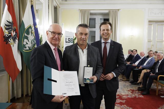 Kurt Knappitsch ist von Sportunion-Präsident Stefan Herker (l.) und Sportlandesrat Karlheinz Kornhäusl (r.) ausgezeichnet worde.
 | Foto: Land Steiermark/Scheriau