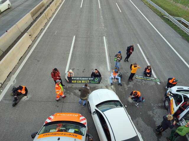 Laut Angaben der Aktivistinnen und Aktivisten wurden diese auf der Auffahrt auf A23 sowie auf der A2 bei Vösendorf von Wutfahrern attackiert. | Foto: Letzte Generation (AT)