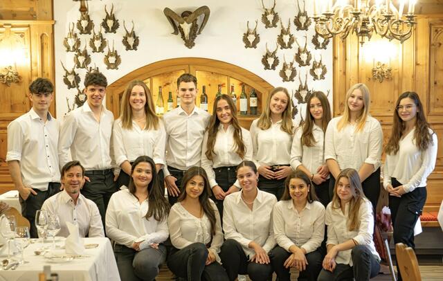 Im Mediensaal des Gymnasiums wurde es für das Team der „Treberei“ ernst. Der Saal war bis auf den letzten Platz gefüllt und die Neugier der Gäste spürbar. | Foto: Lilly Robe