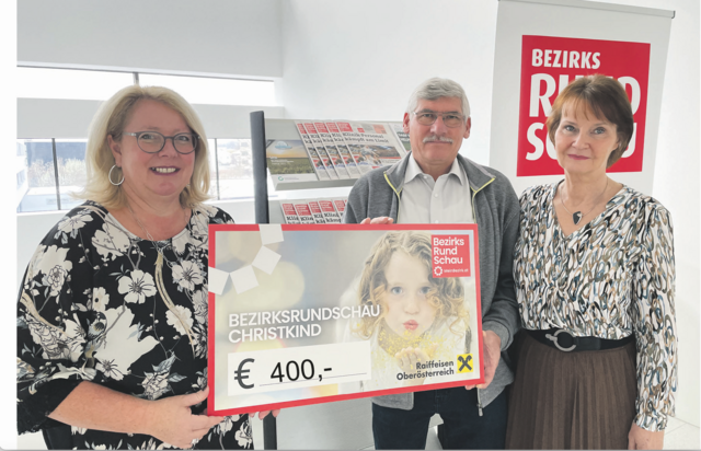 Geschäftsstellenleiterin Susanne Traxler mit Walter und Ingrid Kettl bei der Christkind-Scheckübergabe. | Foto: BRS