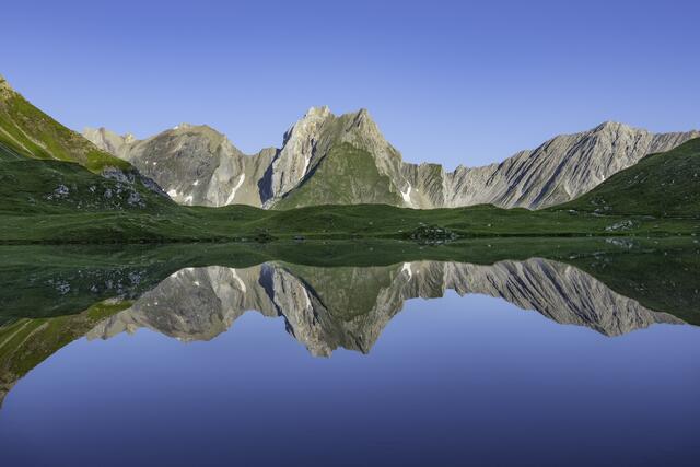 Im Unteren Seewisee spiegelt sich die Freispitze (Lechtaler Alpen)