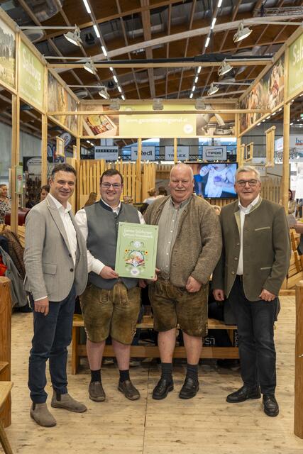 Landesrat Josef Schwaiger (re.) und Rupert Quehenberger, Präsident der Landwirtschaftskammer Salzburg (li.) mit Familie Meissl aus Puch (Biohof Moosbauer) bei der Überreichung des SalzburgerLand Herkunfts-Zertifikats. | Foto: SAM/Armin Djuhic