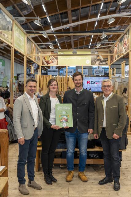 Landesrat Josef Schwaiger (re.) und Rupert Quehenberger, Präsident der Landwirtschaftskammer Salzburg (li.) mit Lisa Haaas u. Christian Oberascher aus Hof (Hofkäserei Karlgut) bei der Überreichung des SalzburgerLand Herkunfts-Zertifikats. | Foto: SAM/Armin Djuhic