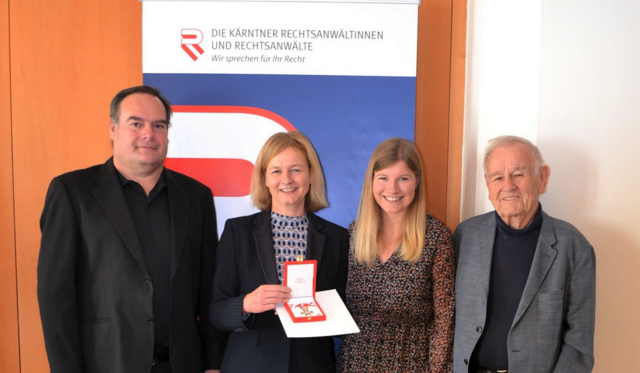 Silvia Anderwald mit dem Ehrenzeichen. | Foto: Rechtsanwaltskammer für Kärnten