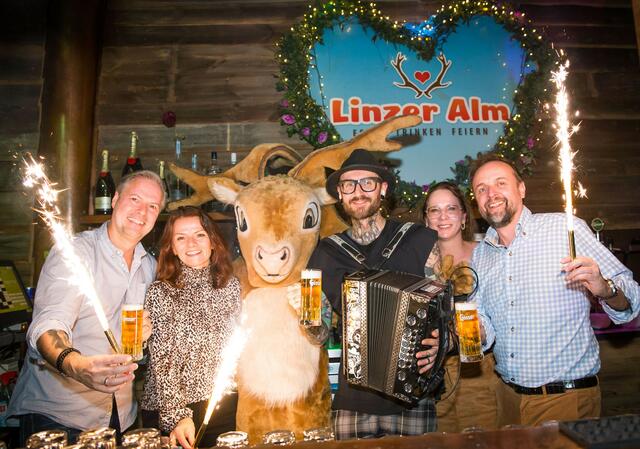 Von links: "Linzer Alm"-Chef Marc Zeller mit Gattin Regina, Maskottchen Johnny, „Dermitaziach“ – alias Marco Palewicz und "Linzer Alm"-Chef Gerald Pointner mit Gattin Birgit. | Foto: Linzer Alm