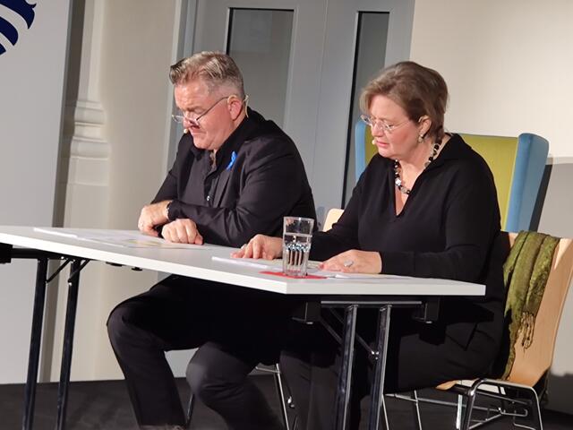 Cornelia Schäfer und Cornelius Obonya lasen in der „Bibliothek im Zentrum“.
 | Foto: Kreska