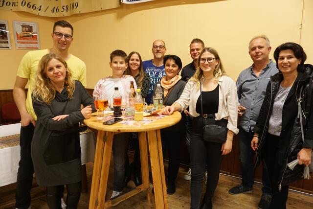 Die Schauspieler der Zurndorfer Dorfbühne stießen nach der Vorstellung mit den Gästen auf eine gelungene Aufführung an: V. l.: Max Pum, Petra Schmidt, Robin Schmidt, Andrea Hiermann, Martin Szoka, Monika Szoka, Thomas Hiermann, Carla Schmidt, Hans Liedl, Barbara Schmidt | Foto: Zurndorfer Dorfbühne