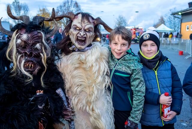 In Schörfling waren die zahlreiche gruselige Gestalten unterwegs.  | Foto: Alois Huemer