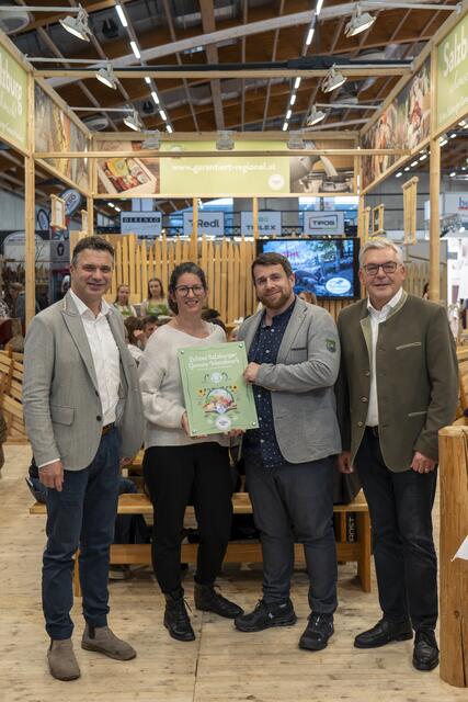 Landesrat Josef Schwaiger (re.) und Rupert Quehenberger, Präsident der Landwirtschaftskammer Salzburg (li.) mit Familie Hock aus Berndorf (BROT.WERT.) bei der Überreichung des SalzburgerLand Herkunfts-Zertifikats. | Foto: SAM/Armin Djuhic