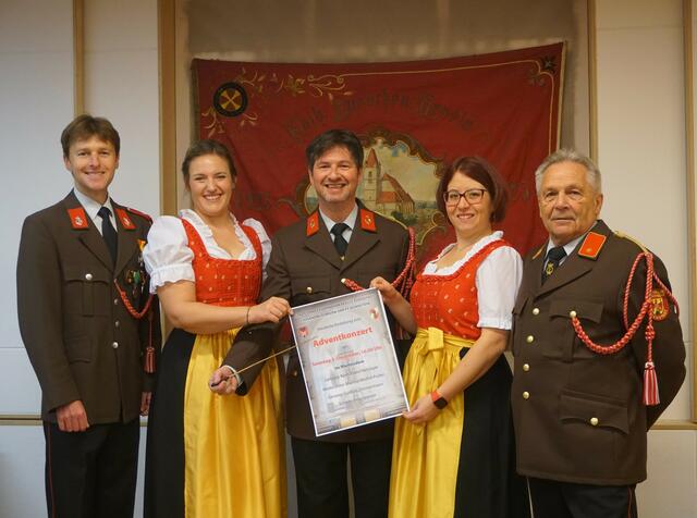 Daniel Högerl, Lisa Berger, Kapellmeister Franz Nabinger, Corinna Braunrath und Peter Gossmann freuen sich auf zahlreiche Besucher  | Foto: Stadt- und Feuerwehrkapelle Eisenstadt