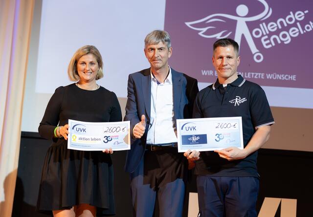 Nikola Auer von „aktion leben oberösterreich“ (li.) und Florian Aichhorn vom Verein „Rollende Engel“ (re.) freuen sich über je einen Spendenscheck über 2.600 Euro, übergeben durch Franz Waghubinger. | Foto: Klaus Mitterhauser