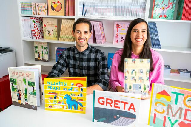 Das Team des Achse-Verlags: León Schellhaas und Teresa Mossbauer. | Foto: Markus Pawlata