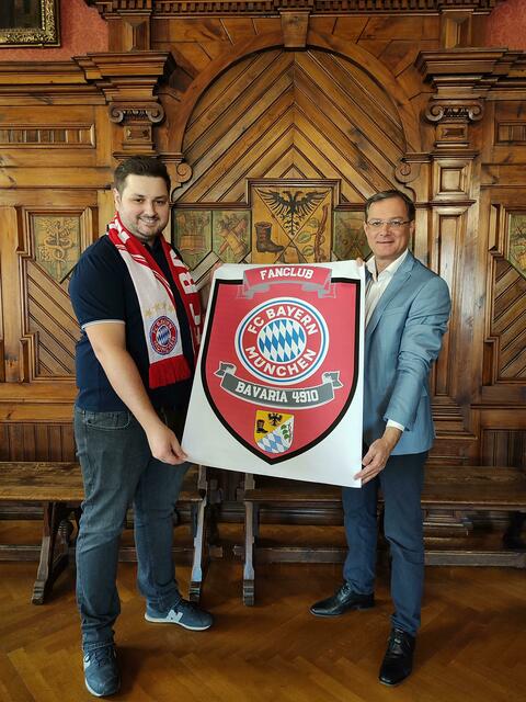 Obmann Dominik Lahrssen (links) mit Bürgermeister Bernhard Zwielehner.  | Foto: Bavaria 4910