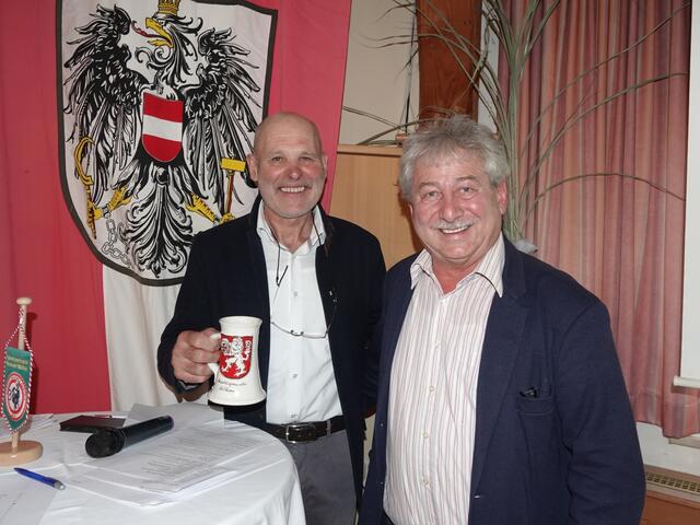 Obmann Alfred Steinwidder erhielt von Bürgermeister Helmut Grießer den Mühlener Krug.