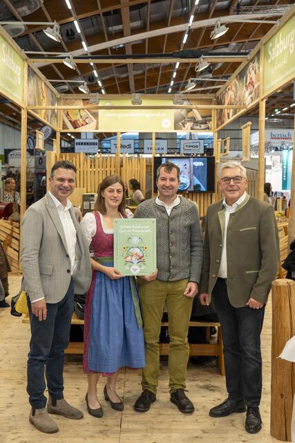 Landesrat Josef Schwaiger (re.) und Rupert Quehenberger, Präsident der Landwirtschaftskammer Salzburg (li.) mit Familie Bründl aus Leogang (Bio-Imkerei) bei der Überreichung des SalzburgerLand Herkunfts-Zertifikats. | Foto: SAM/Armin Djuhic