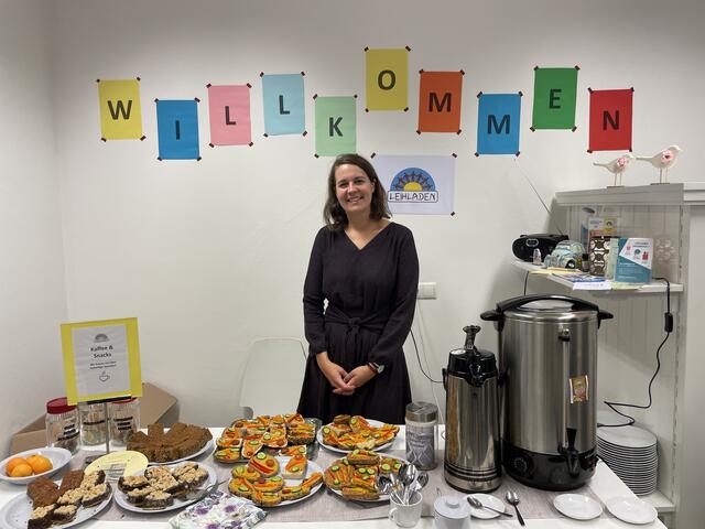 Helferin Clara hieß die Gäste beim Tauschmarkt mit einem bunten Buffet willkommen.  | Foto: Lisa Kropiunig