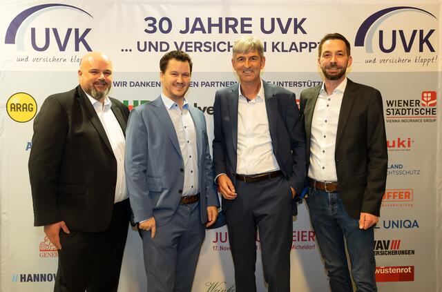 Unter den Gästen waren Kurt Bernegger jun. (2.von links) und Alexander Fluch (rechts) von der Bernegger GmbH, mit der UVK eine langjährige Partnerschaft verbindet. Am Bild mit UVK Kundenbetreuer Bernd Feichtinger (links) und UVK-Chef Franz Waghubinger (2. Von rechts). | Foto: Klaus Mitterhauser