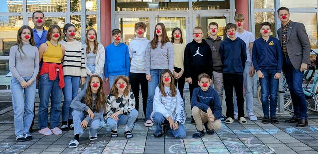 Für beste Medizin sorgten die B(R)G-Schülerinnen und Schüler mit der Übergabe einer wertvollen Spende an die roten Nasen. | Foto: B(R)G Leibnitz