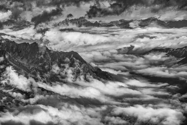 Nebelmeer über dem Pitztal, von der Hohen Geige im-Geigenkamm gesehen, der Kamm mit dem Aher- und dem Stallkogel ragt aus den Wolken heraus, im Hintergrund die Lechtaler Alpen.
