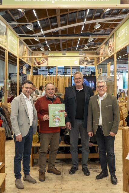 Landesrat Josef Schwaiger (re.) und Rupert Quehenberger, Präsident der Landwirtschaftskammer Salzburg (li.) mit Hr. Winkler u. Hr. Pichler aus Schwarzach (Genussregion Pongauer Wild) bei der Überreichung des SalzburgerLand Herkunfts-Zertifikats. | Foto: SAM/Armin Djuhic