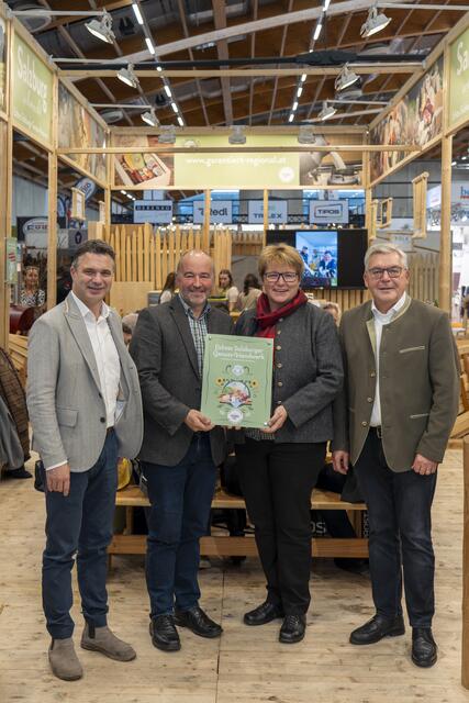 Landesrat Josef Schwaiger (re.) und Rupert Quehenberger, Präsident der Landwirtschaftskammer Salzburg (li.) mit Familie Eder aus St. Georgen im Pinzgau (Imkerei) bei der Überreichung des SalzburgerLand Herkunfts-Zertifikats. | Foto: SAM/Armin Djuhic