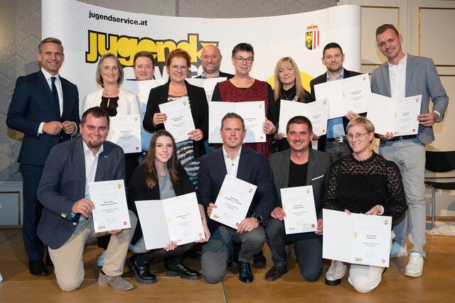 Jugend-Landesrat Hattmannsdorfer mit Vertreter:innen der ausgezeichneten Gemeinden des Bezirkes Linz-Land. | Foto: Land OÖ/Daniela Sternberger