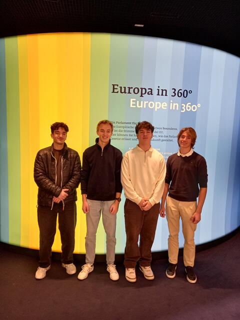 Alen, Max, Arda und Leo vor dem 360° Kino.