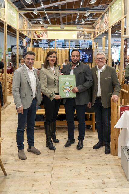 Landesrat Josef Schwaiger (re.) und Rupert Quehenberger, Präsident der Landwirtschaftskammer Salzburg li.) mit Maria Hutter, Johann Anton Hutter vom Gaferlgut in Bruck bei der Überreichung des SalzburgerLand Herkunfts-Zertifikats. | Foto: SAM/Armin Djuhic