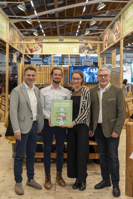 Landesrat Josef Schwaiger (re.) und Rupert Quehenberger, Präsident der Landwirtschaftskammer Salzburg (li.) mit Familie Springer aus Wagrain (Wagrainer Hühnerdorf) bei der Überreichung des SalzburgerLand Herkunfts-Zertifikats. | Foto: SAM/Armin Djuhic