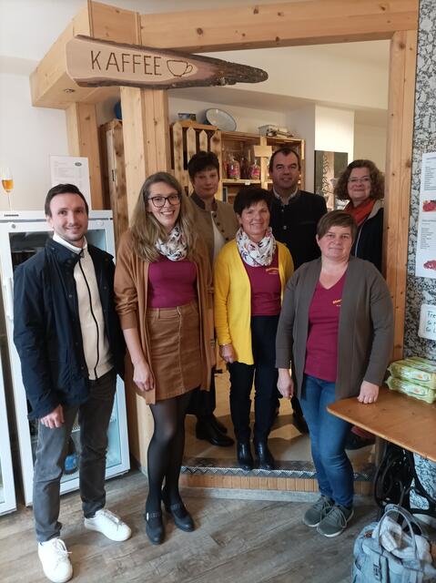 Bürgermeister Lampert Handl (Dobersberg), Obfrau Stv. Bettina Deimel, Gebietsbäuerin Elisabeth Hummel, Obfrau Ingrid Kraus, Bürgermeister Reinhard Ringl (Waldkirchen), Obfrau Stv. Maria Schmid und Gabi Lied. | Foto: Bäuerinnenladen Dobersberg