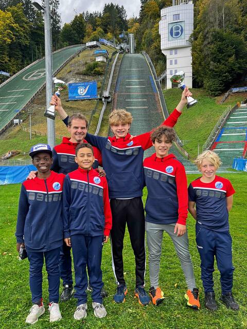 Das Team der Stadtadler mit Trainer Christian Moser (links hinten)in Bischofshofen.  | Foto: Wiener Stadtadler