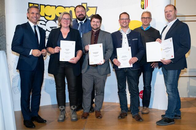 Landesrat Wolfgang Hattmannsdorfer mit dem Eggelsberger Ortschef Simon Maislinger, Mattighofens Bürgermeister Daniel Lang, Hochburg-Achs Ortschef Martin Zimmer und Neukirchens Vize-Bürgermeister Wilhelm Baar. | Foto: Land OÖ/Sternberger
