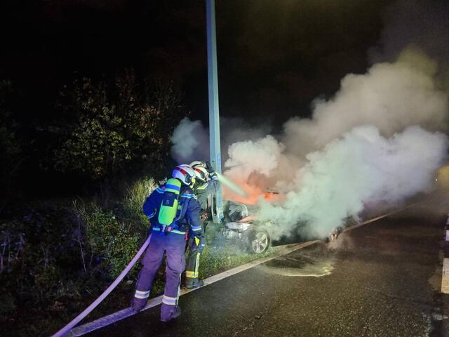 Das mittlerweile in Vollbrand stehende Fahrzeug wurde von der Feuerwehr kontrolliert, es fanden sich keine weiteren Insassen mehr vor.  | Foto: Berufsfeuerwehr Wien