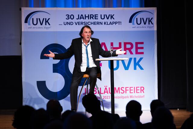 Kabarettist Stefan Waghubinger, Bruder von UVK-Chef Franz Waghubinger, zündete ein Gagfeuerwerk mit den Highlights aus seinen Programmen. | Foto: Klaus Mitterhauser
