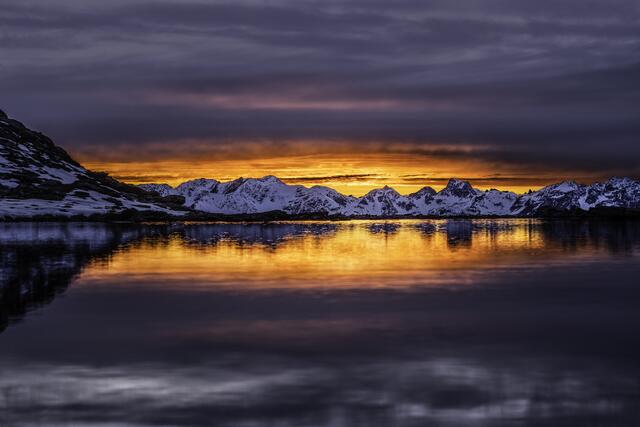 Titelbild von Heinz Zaks Bildband- -Tirol Magie der Berge- Blick vom Alkuser See (Schober Gruppe) auf den Bockstein (Deferegger Alpen).
