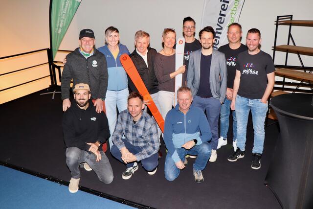 „Weißer Rausch“: Die Organisatoren Petra und Egbert Pfleger im Kreis der Vortragenden im Maxoom am Ökopark. | Foto: Alfred Mayer