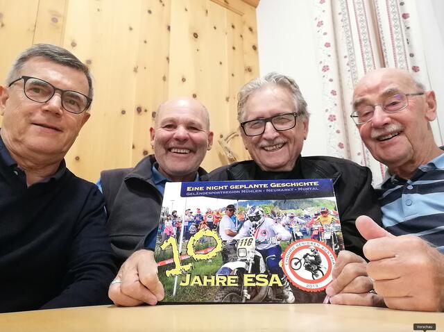 Geschafft! Ein „Z`sammsitzen" gab es, als die Vereinschronik „10 Jahre ESA - Eine nicht geplante Geschichte" aus der Druckerei kam. Von links Jürgen Wurzer, Alfred Steinwidder, „Jörg" H. G. Ainerdinger und Roland Kocher.