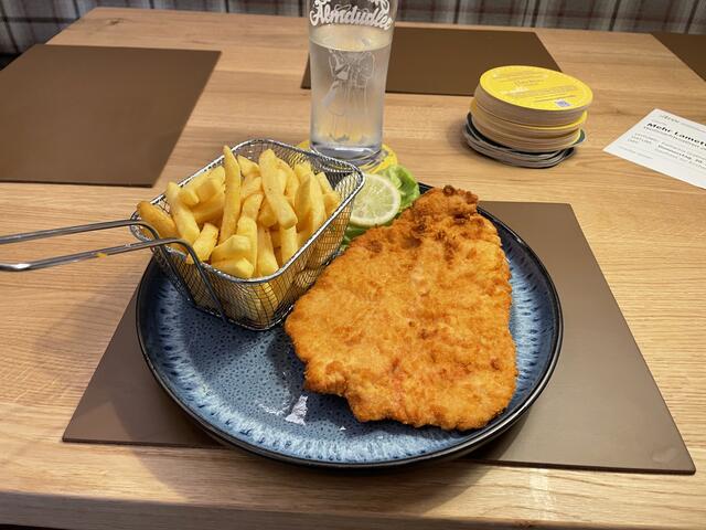 Köstliches Schnitzel mit knusprigen Pommes Frittes aus dem Wirtshaus. | Foto: Geiger