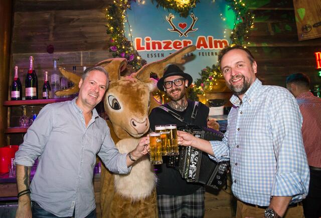 Von links: "Linzer Alm"-Chef Marc Zeller, Linzer Alm-Maskottchen Johnny, „Dermitaziach“ – alias Marco Palewicz sowie "Linzer Alm"-Chef Gerald Pointner. | Foto: Linzer Alm