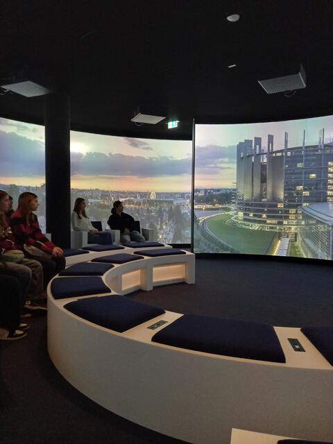 Schülerinnen der 7a im 360° Kino.