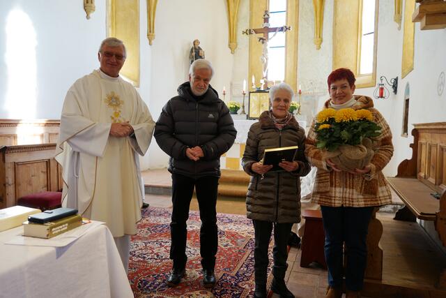 Pfr. Damian Frysz (Seelsorgeraum Defereggental), Kurt Kleinlercher (Obmann PGR St. Jakob), die Geehrte Erna Jesacher und Karina Erlsbacher (Mitglied PGR) | Foto: PGR St. Jakob