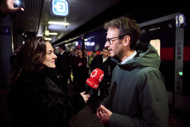 Vorarlbergs Landesrat Daniel Zadra im Gespräch mit Manuela Tiefnig von MeinBezirk.at. Der letzte Stopp in Bregenz war von 23.50 Uhr bis 1 Uhr morgens - das tat der Stimmung aber keinen Abbruch. | Foto: ÖBB/Marek Knopp